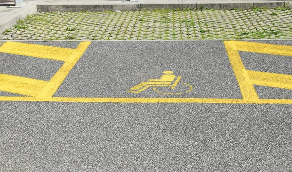 Miejsca Parkingowe Zarezerwowane Dla Pojazdów Ludzie Jazdy Wyłączone — Zdjęcie stockowe