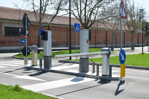 Otomatik beyaz rampa park yerinde.