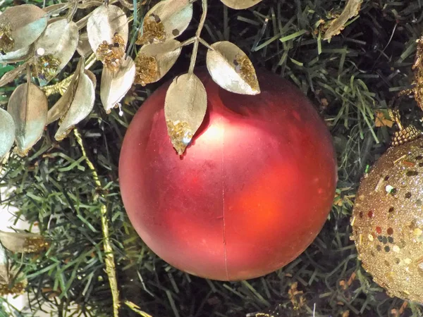 クリスマス ツリーの緑に赤い装飾 — ストック写真