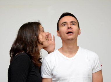 Genç bir adam ve bir kız, konuşuyor, tartışıyor, seviniyor, fısıldıyor.,