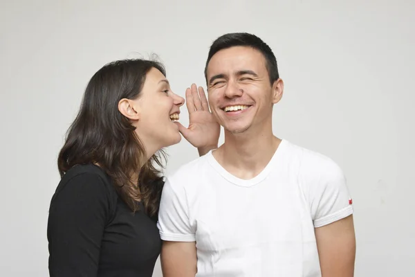 Ein Junger Mann Und Ein Mädchen Reden Streiten Jubeln Flüstern — Stockfoto