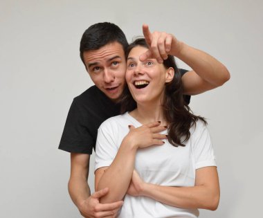 Hayattaki çeşitli durumlarda erkek ve kız, kahkaha, öfke, mutlu insanlar, bir erkek ve bir kadın arasında kavga.