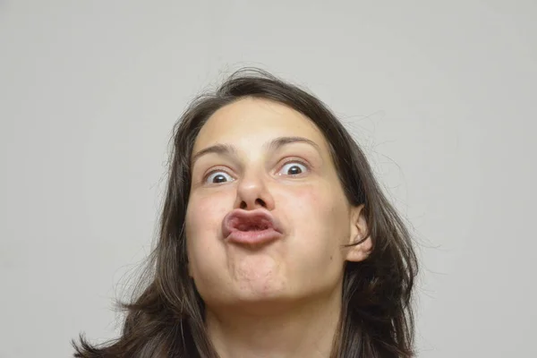 Grappig Portret Van Een Jonge Vrouw Gefotografeerd Met Een Fish — Stockfoto