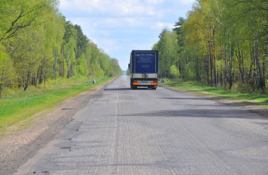 Zvenchatka, Beyaz Rusya - 12 Mayıs 2017: Orman Kuşağı'nda bir asfalt yolda Lehçe kamyon sürmek