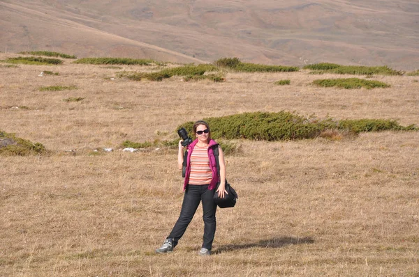 Een Jonge Vrouw Met Een Camera Staat Een Alpine Weide — Stockfoto