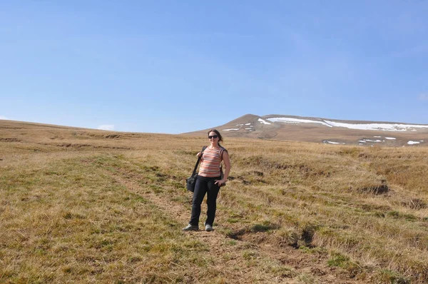 A woman is standing on an alpine plateau. Caucasian Reserve, Russia — Stock Photo, Image