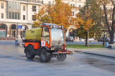 Moskova, Rusya - 19 Ekim 2018: Ortak araba kaldırıma sulama tutucu. 