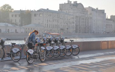 Moscow, Rusya Federasyonu - 15 Ekim 2018: Kız bisikleti Kiralık Bisiklet Park şehirden yapsın.