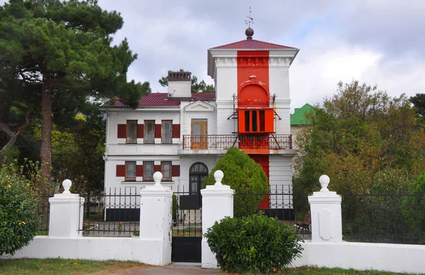 Latarnia morska. Jesień, przewaga. Gelendzhik, Federacja Rosyjska — Zdjęcie stockowe