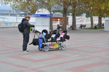 Gelendzhik, Rusya - 19 Ekim 2014: Büyük babası Rıhtımlar üzerinde