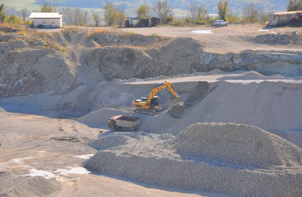 GELENDZHIK, RUSSIA - OCTOBER 20, 2014: Caterpillar 330D tracked excavator in Svetly quarry — Stock Photo, Image