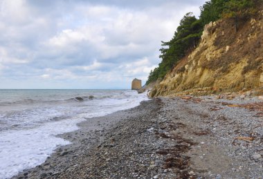 Karadeniz kıyısındapraskoveevka köyü çevresinde, mesafe parus kaya görünür. Krasnodar region, Rusya Federasyonu
