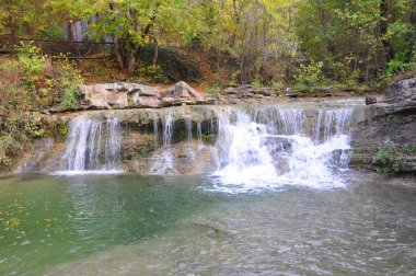 Zhane nehri üzerindeki Nizhny şelalesi. Krasnodar region, Rusya Federasyonu