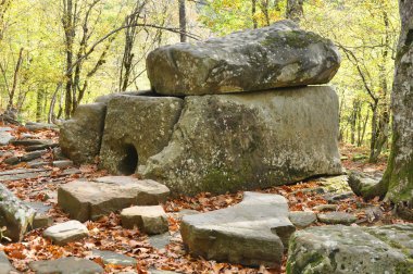 Kiremitli dolmen. Arkeoloji anıtı. Dolmen grubu 