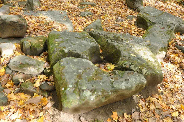 Placa de dolmen portal astillado. Grupo Dolmen Zhane II. Región de Krasnodar, Rusia —  Fotos de Stock