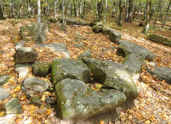 Zrujnowany Dolmen złożony. Grupa Dolmen "Zhane II". Krasnodar region, Federacja Rosyjska — Zdjęcie stockowe