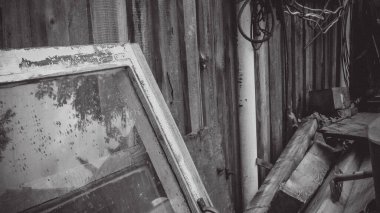 Çitin arkasında ahşap yapı malzemeleri var.