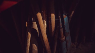 Gölgede paslı metal aletler