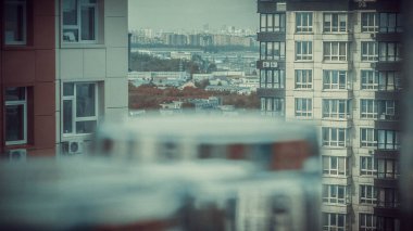 22. katın yüksekliğinden şehir.