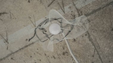 Beton tavan arka planında LED lamba