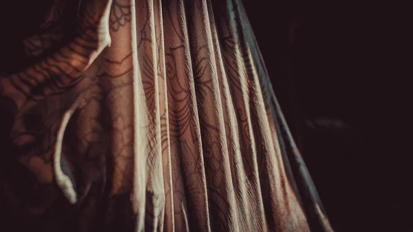 Белая Ткань Узором Полутёмной Комнате — стоковое фото