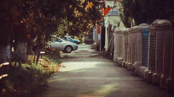 Herbstliche Lange Straße Mit Zaun Und Autos — Stockfoto