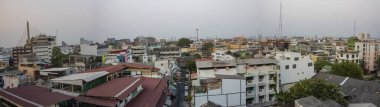 Bangkok, Tayland - 2 Mart 2020: Puslu bir günde Tayland 'ın Bangkok şehrinin panoramik manzarası