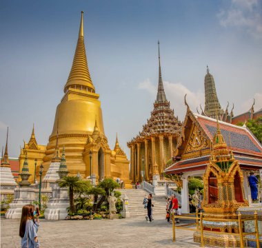 Bangkok, Tayland - 29 Şubat 2020: Bangkok, Tayland 'daki kralın sarayını ziyaret eden turistler