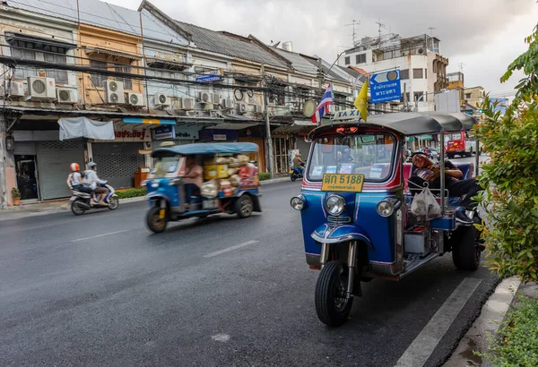 泰国曼谷 2020年2月28日 塔克塔克 司机睡在他的路边 而繁忙的曼谷交通仍在继续 — 图库照片