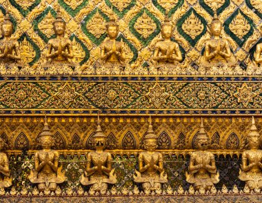 Bangkok, Tayland - 29 Şubat 2020: Altın figürler ve mozaiğin süslü bir detayı, Büyük Saray, Bangkok.