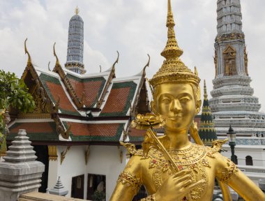 Bangkok, Tayland - 29 Şubat 2020: Bangkok Sarayı 'nın sarayında süslenmiş altın bir heykel.