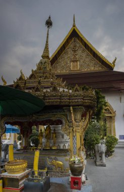 Bangkok, Tayland - 27 Şubat 2020: Bangkok, Tayland 'da Khaosan Caddesi yakınlarındaki bir Budist tapınağı