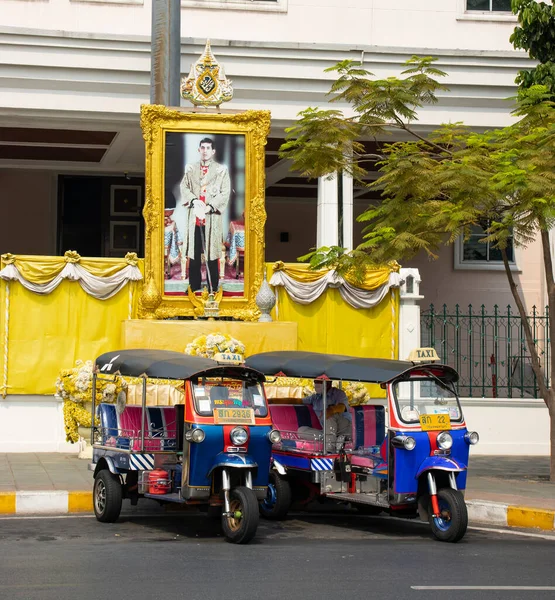 泰国曼谷 2020年2月29日 泰国著名的老式出租车 Tuk Tuks 停放在泰王肖像前 — 图库照片