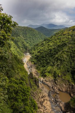 Barron Nehri 'nin yağmur ormanlarıyla kaplı dağlar arasındaki rotasında bir hava manzarası..