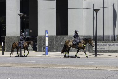 Brisbane, Avustralya - 22 Mart 2020: Güneşli bir günde Brisbane, Avustralya sokaklarında devriye gezen atlı kadınlar.
