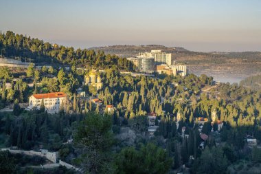 Kudüs, İsrail - 18 Ocak 2025: Hadassah Hastanesi, Ein Karem Mahallesi 'nin pitoresk manzarasının üzerinde yükseldi..