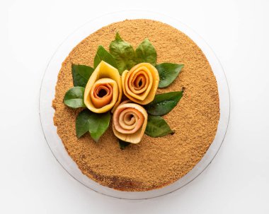 Beyaz arka planda Brezilya elmalı keki