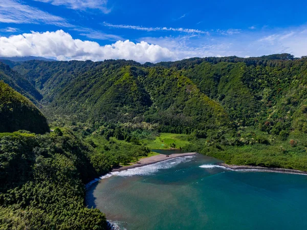 Plan Arial Maui Ocean Cove Avec Des Collines Verdoyantes Derrière — Photo