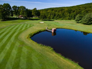 New England 'ın gölet boyunca Par 4 pisti var.