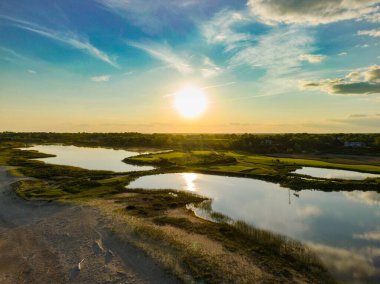 Gölün üzerinde gün batımı golf sahası