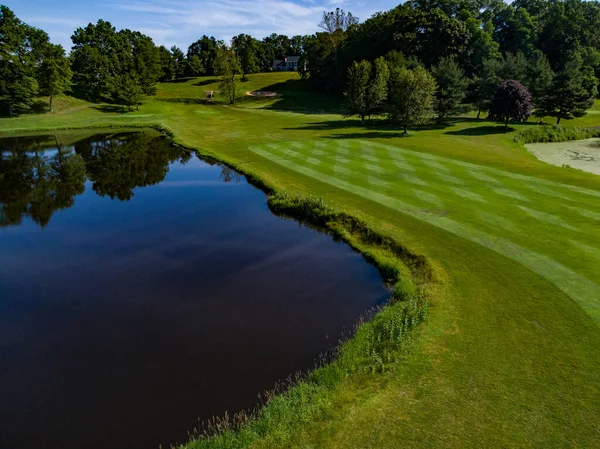 ニューイングランドゴルフ場パー3池の上 — ストック写真