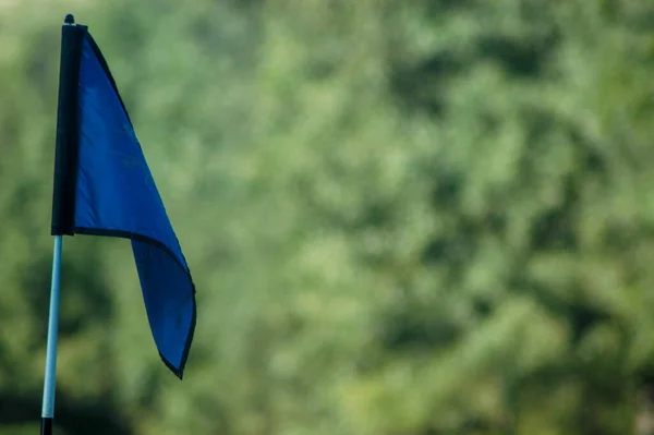 Gros Plan Drapeau Bleu Sur Terrain Golf — Photo