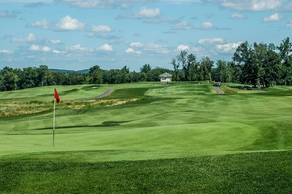 ニューイングランドのゴルフコースのティーボックスに緑から見て — ストック写真