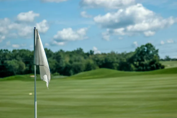 Primo Piano Della Bandiera Bianca Sul Campo Golf — Foto Stock