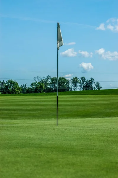 Drapeau Sur Terrain Golf Avec Ciel Bleu Derrière — Photo