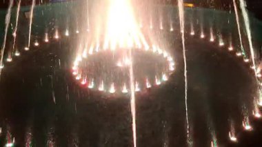 Romanya 'da çeşitli renkli ışıkları olan Artesian çeşmesi. 4K video