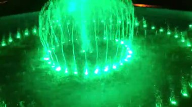 Romanya 'da çeşitli renkli ışıkları olan Artesian çeşmesi. 4K video