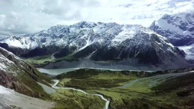 Geceleri yıldızlı bir gölün üzerinde uçan martıların döngüsü.