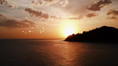 Animasyon martılarıyla altın gün batımı gökyüzü