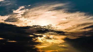 Bir martı sürüsü altın günbatımı bulutlarında uçuyor..